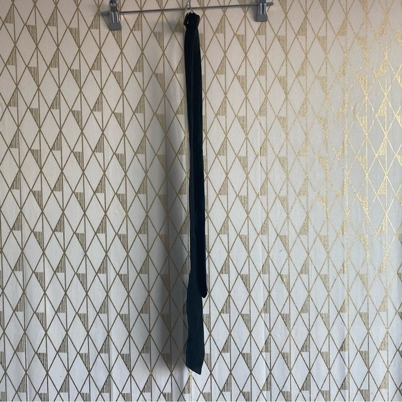 Simple black tie​ - Picture 3 of 3